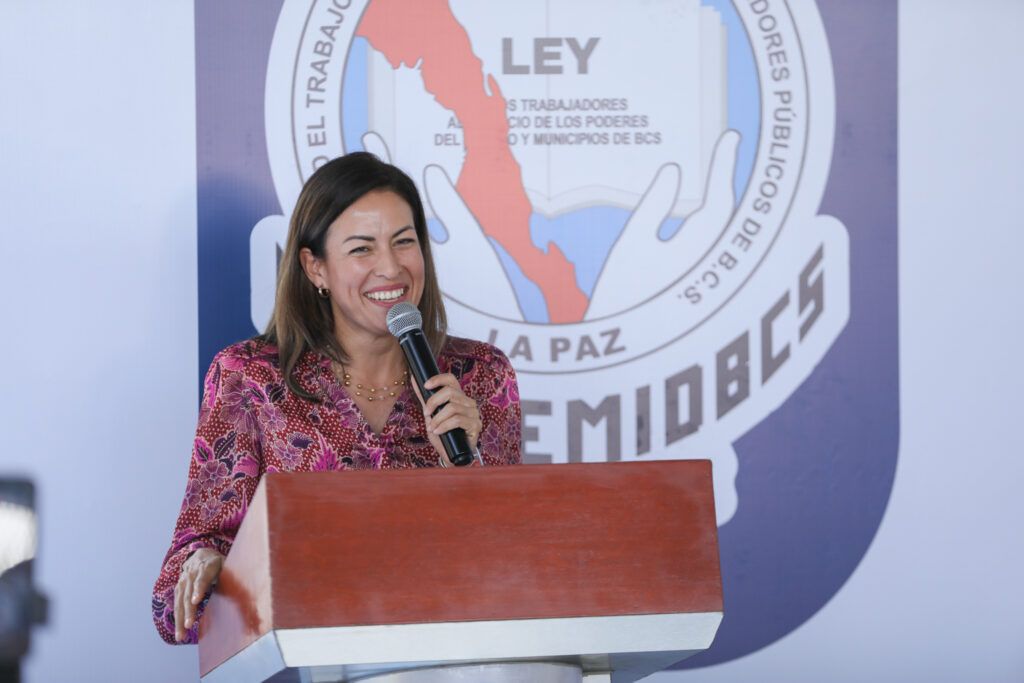 La presidenta municipal de La Paz, Milena Quiroga Romero, anunció en la casa sindical el incremento del bono anual para jubilados y pensionados del Ayuntamiento a 3,500 pesos.