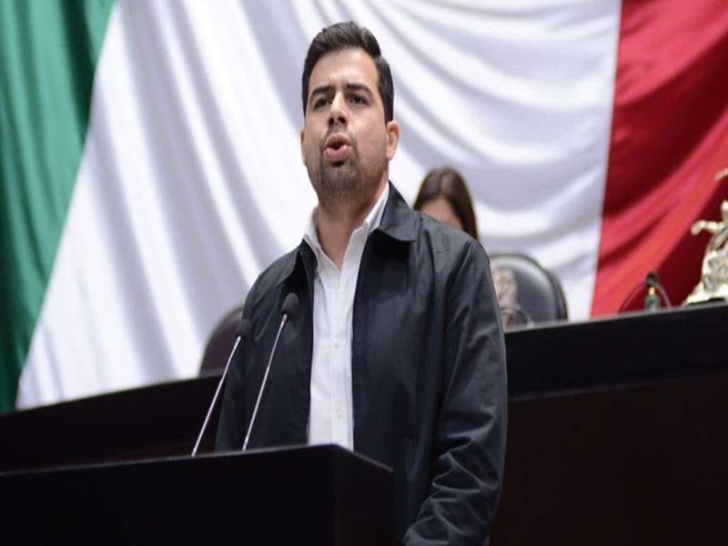 El diputado federal propone que los impuestos a cigarros, cerveza y refrescos financien medicamentos, salarios y equipamiento médico en todo el país.