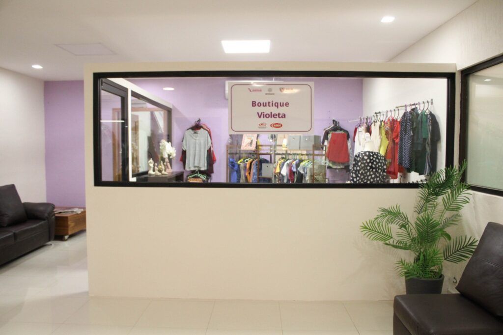 La Procuraduría General de Justicia del Estado y el Centro de Justicia para las Mujeres inauguraron la “Boutique Violeta”, un espacio donde mujeres, niñas y niños víctimas de violencia de género reciben de forma gratuita ropa, calzado y artículos de higiene personal