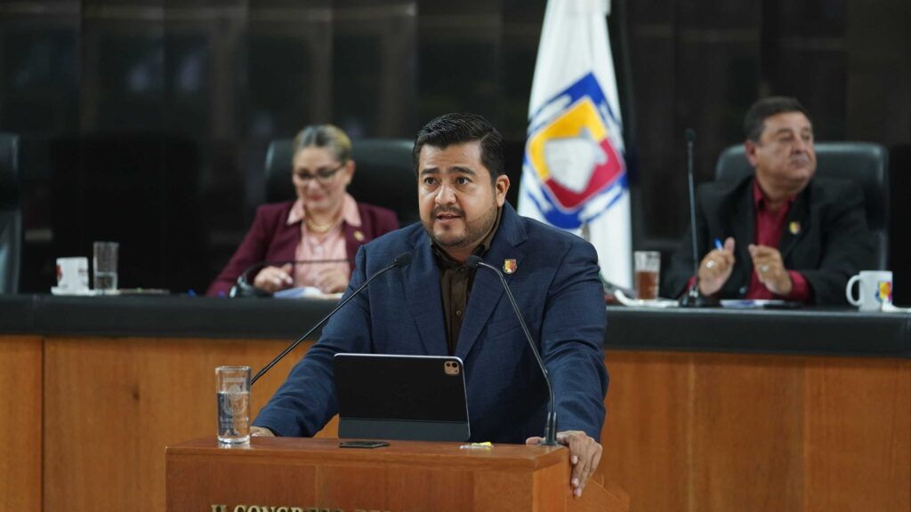 El diputado Omar Torres Orozco (PT) propuso reformar la Ley de Transporte para hacer obligatorio el uso de gobernadores de velocidad en unidades de carga pesada.