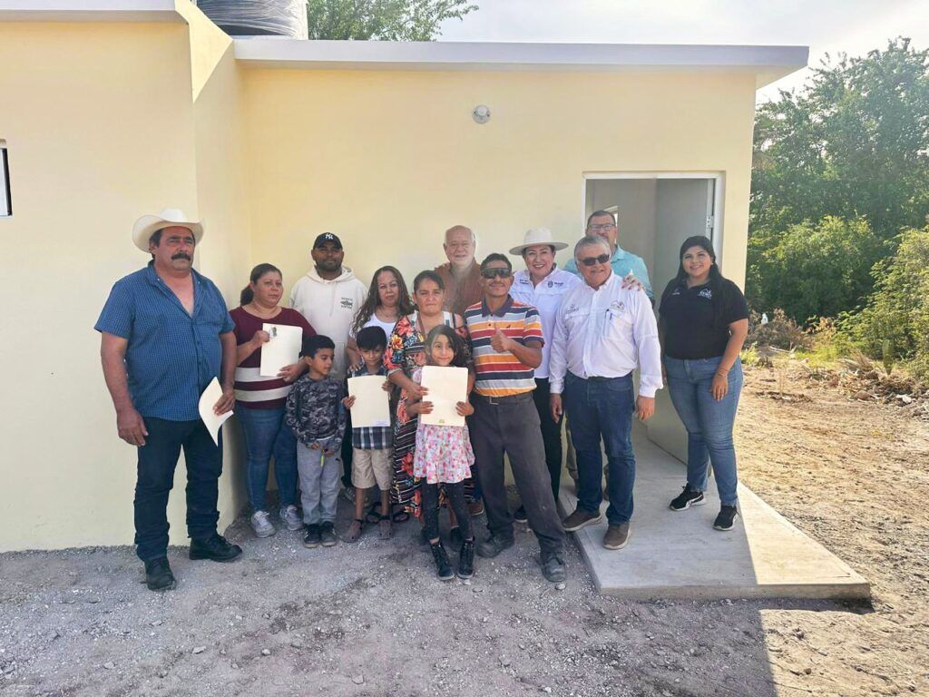 En gira por Mulegé, Víctor Castro encabezó apoyos para familias afectadas por lluvias y proyectos de riego para productores del ejido Gustavo Díaz Ordaz.