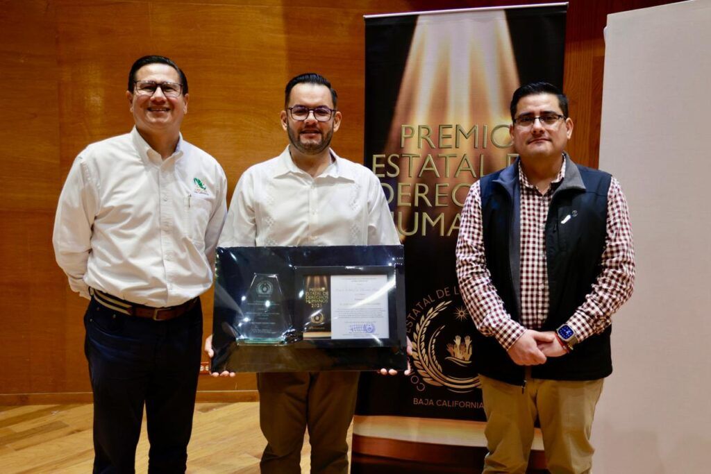 José Alonso Martínez Gómez, del CECyT 04 San José del Cabo, fue distinguido en la categoría Ciudadanía por su labor educativa y social.
