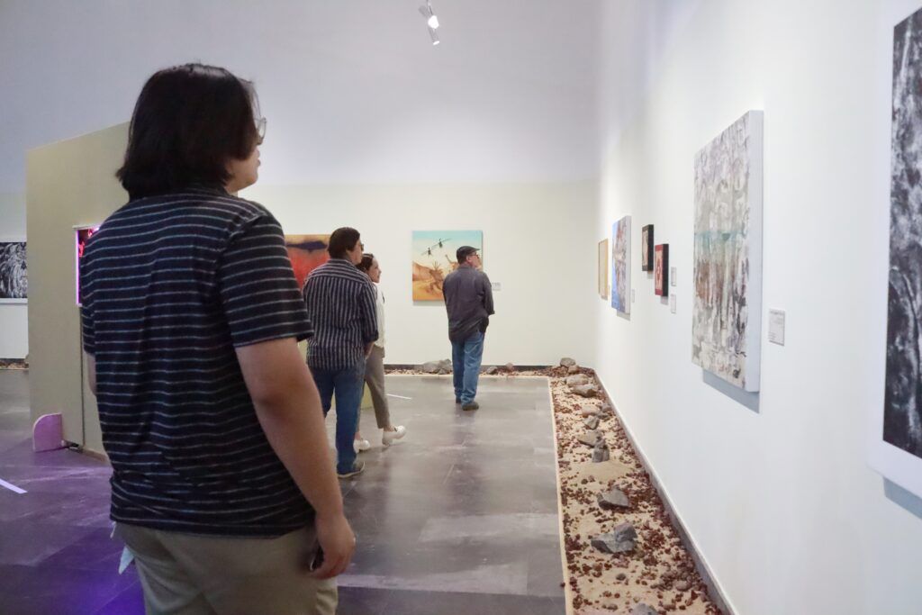 El MUABCS ofrece arte contemporáneo local y nacional; el Museo Regional recorre arqueología, pinturas rupestres e historia sudcaliforniana.