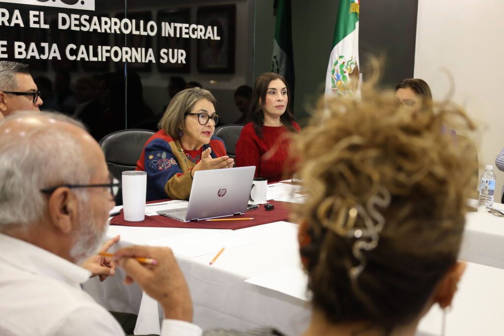 Los recursos se distribuyen por municipio según población y necesidades; orientación disponible en Asistencia, Gestión e Integración Social.