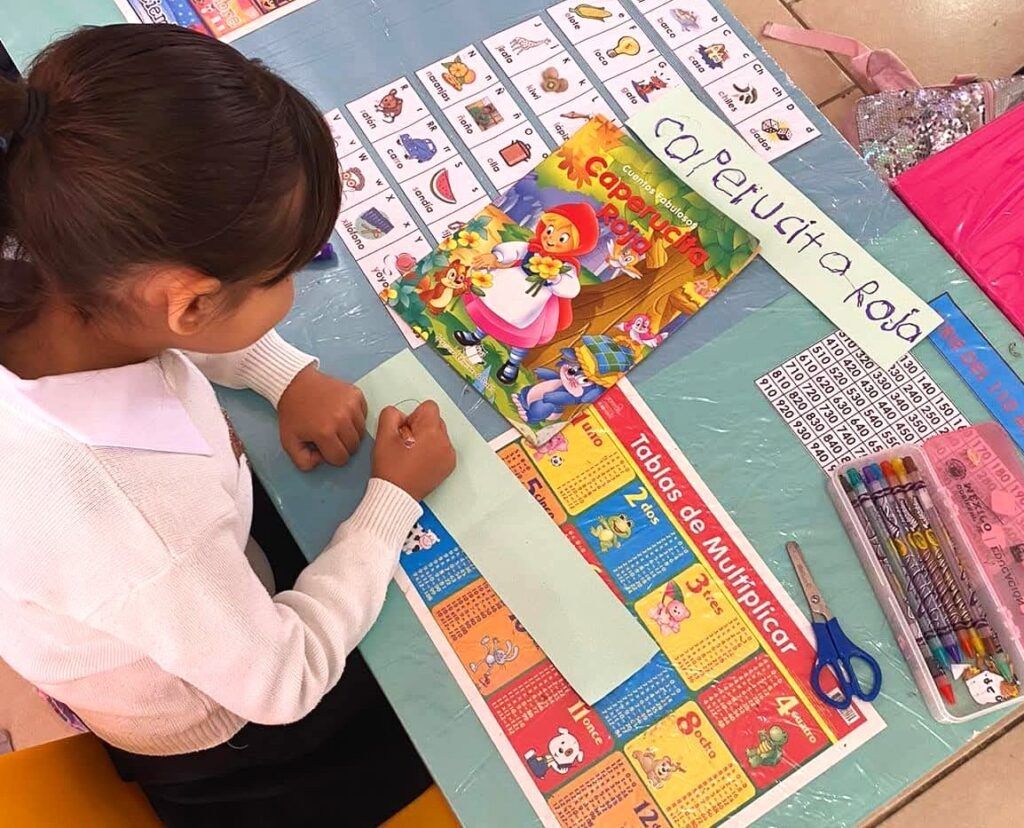 En estas escuelas laboran 160 maestras y maestros que atienden simultáneamente a alumnos de distintos grados.