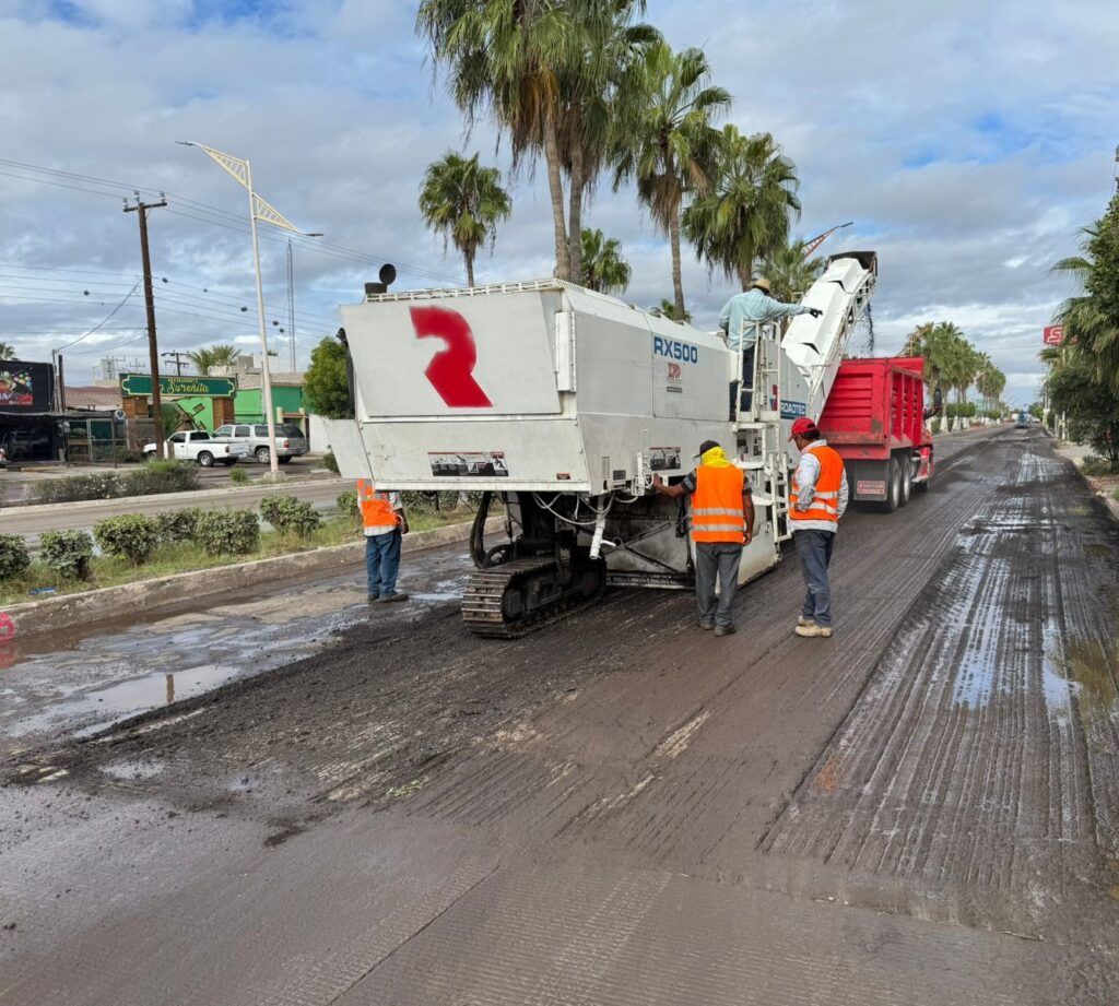 La modernización de la principal vía carretera y la construcción de banquetas en San Miguel y San José de Comondú mejoran traslados y servicios para la población.