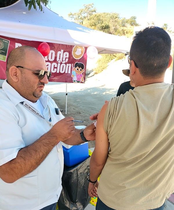 Jornadas extramuros elevan cobertura de vacunación para población vulnerable en Los Cabos