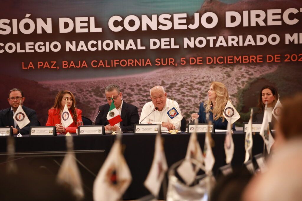 El gobernador Víctor Manuel Castro Cosío inauguró la sesión del Consejo Directivo del Colegio Nacional del Notariado Mexicano en la ciudad de La Paz.