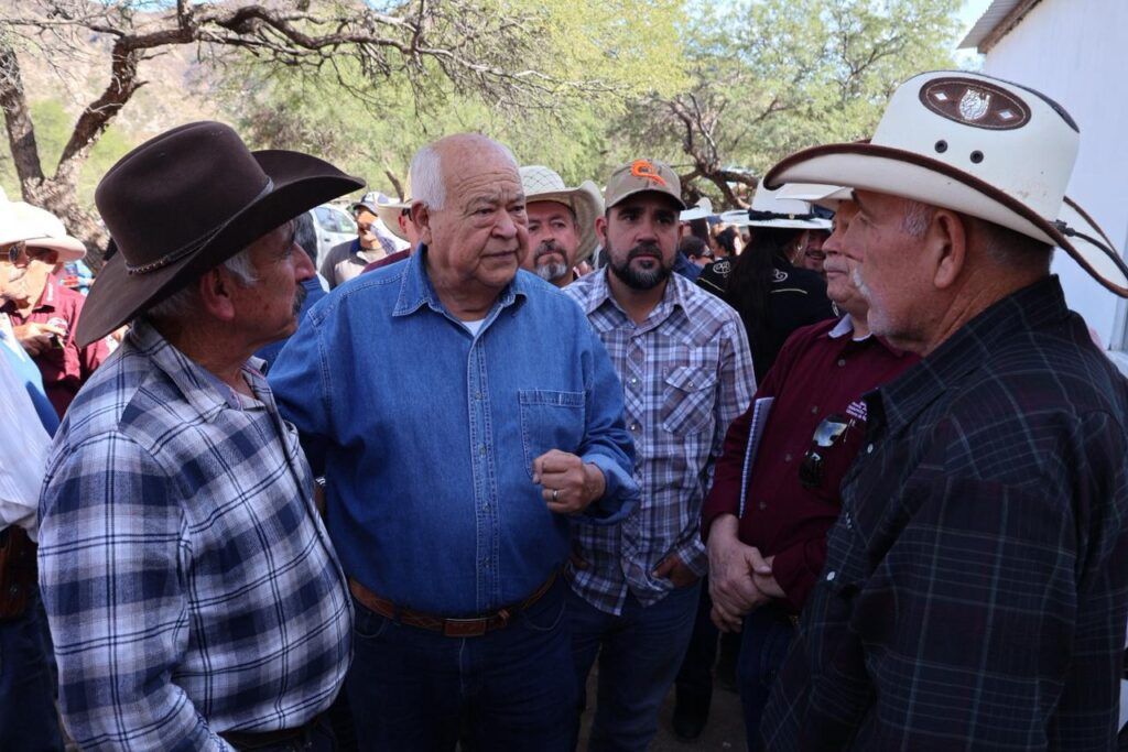En la Sierra de Guadalupe, el Gobernador llevó ayuda directa a niñas, niños y personas adultas mayores por la temporada invernal.