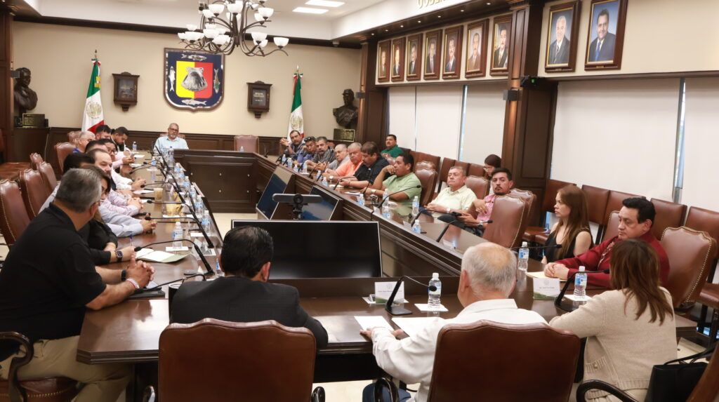 El Gobernador destacó que la coordinación entre gobierno y el sector transportista es fundamental para consolidar un transporte turístico ordenado, legal y fortalecido