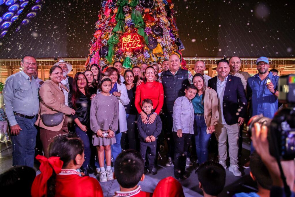 La alcaldesa encabezó el encendido del árbol y las luces navideñas, destacando la importancia de la unión y la convivencia en familia.