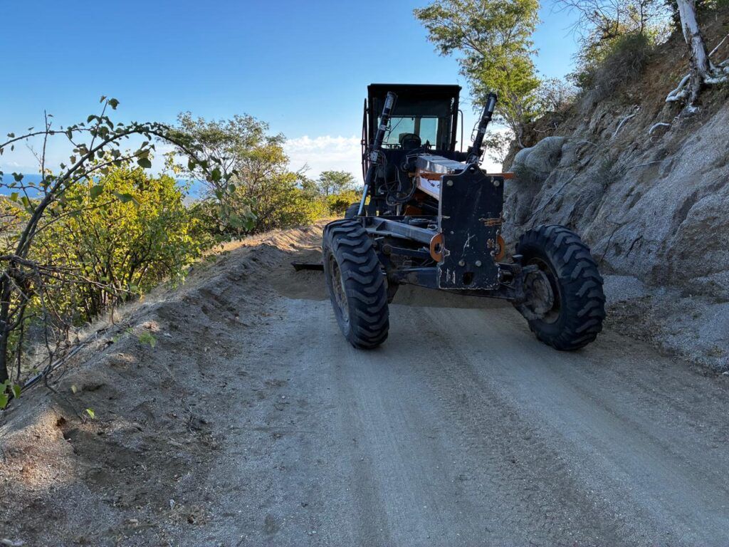 Caminos principales, vecinales y accesos a panteones son rehabilitados en Conquista Agraria, Los Barriles y El Pescadero.