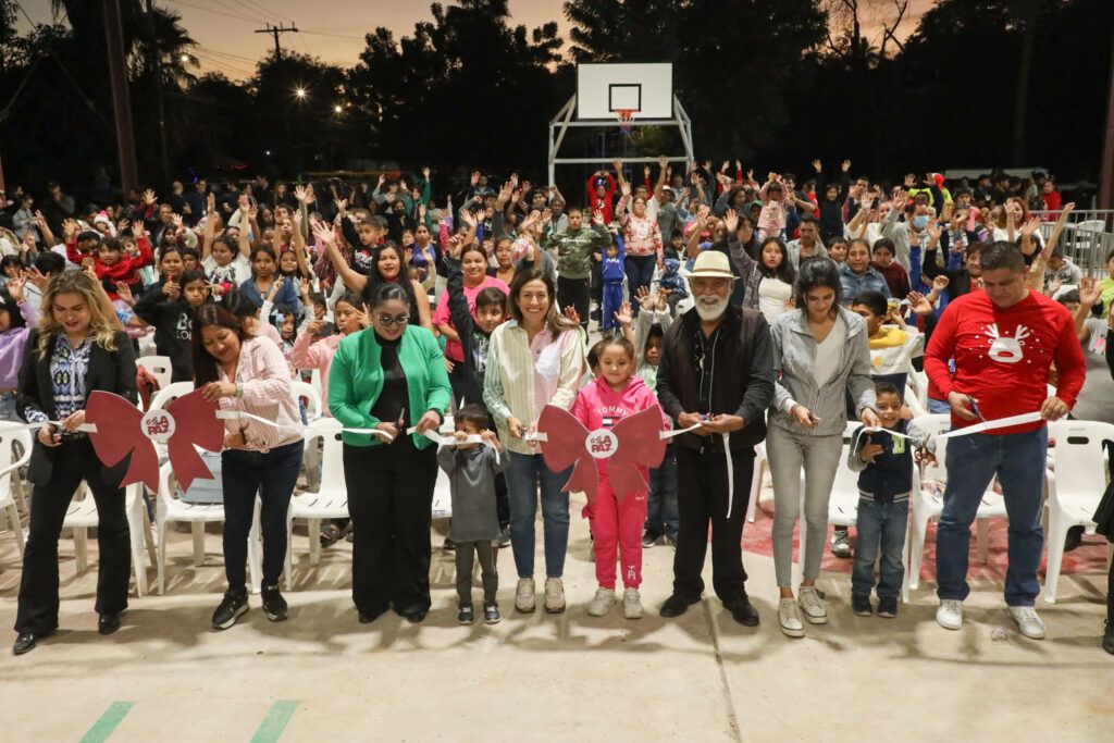 La alcaldesa Milena Quiroga Romero encabezó las posadas navideñas en las colonias Guadalupe Victoria y Rinconada Lázaro Cárdenas, donde inauguró la techumbre de la cancha del parque.