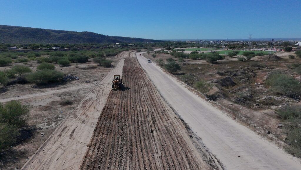 En la primera etapa realizan demolición de guarniciones y trabajos de terracerías: trazo, nivelación y compactación.