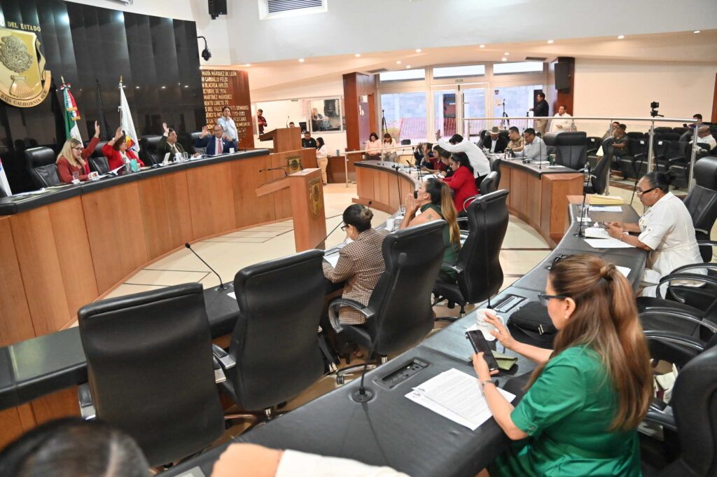 El dictamen integra cuatro iniciativas que modifican la Ley de los Trabajadores y la Ley de Remuneraciones para mejorar condiciones y derechos laborales en el sector público.