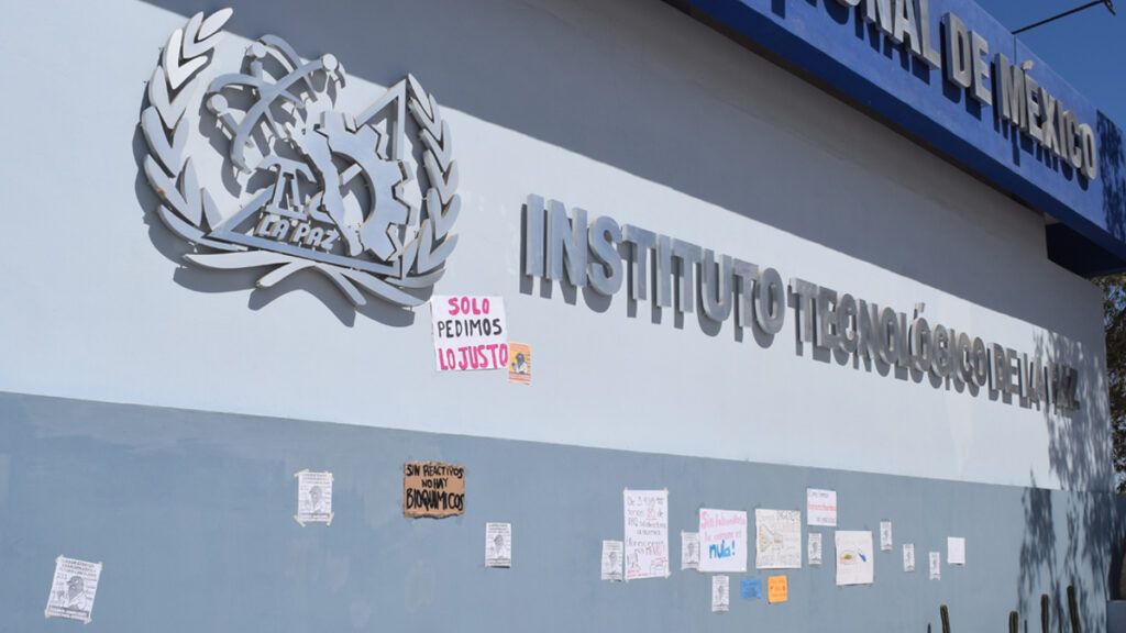 Estudiantes acusan falta de atención psicológica y condicionamiento de la reinscripción durante periodo vacacional
