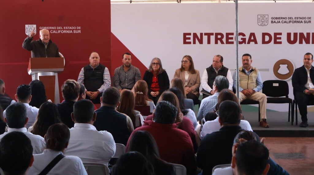 El gobernador reconoció el compromiso y la vocación de servicio de las y los trabajadores al servicio del Estado