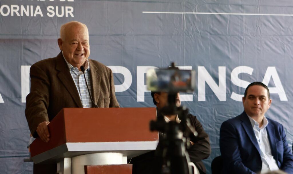 En encuentro con medios, el gobernador reconoció la labor periodística y afirmó que su administración garantiza libertad de expresión y acceso a la información.