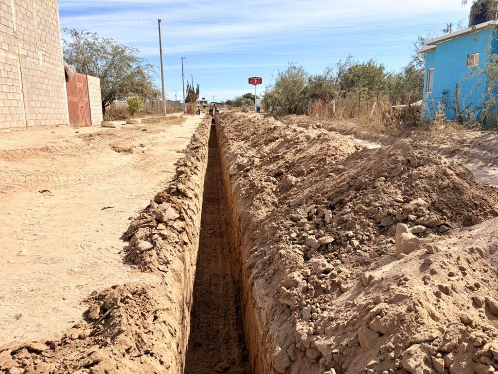 La Comisión Estatal del Agua inició la ampliación de la red de alcantarillado sanitario en la colonia Los Pinos, en La Paz, obra que beneficiará a más de 60 familias con una inversión de 2.7 millones de pesos.