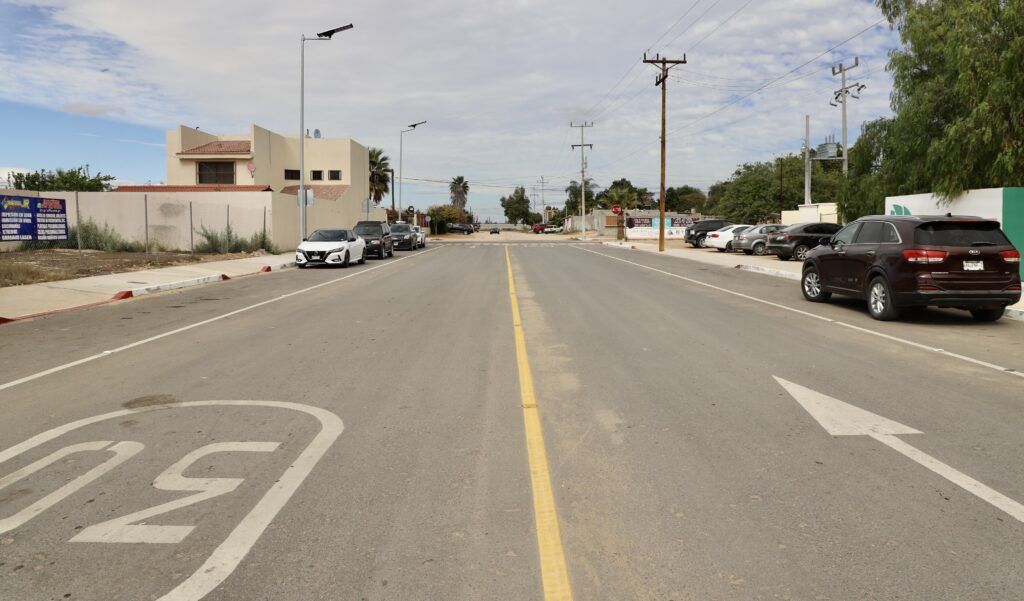 Las obras incluyen pavimentación, saneamiento, luminarias e infraestructura peatonal para fortalecer la movilidad y la seguridad de estudiantes y familias.