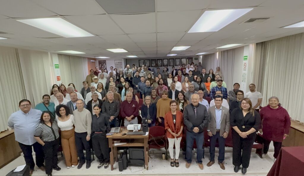 El gobernador Víctor Manuel Castro Cosío encabezó un encuentro con la comunidad científica del CICIMAR para conocer los avances del proyecto SATOUMI, que instala arrecifes artificiales para recuperar ecosistemas marinos en la bahía de La Paz.
