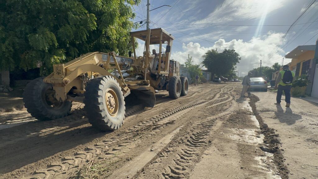 Desde junio se realizan trabajos de nivelación y rehabilitación de calles en colonias y accesos alternos para mejorar movilidad y seguridad vial.