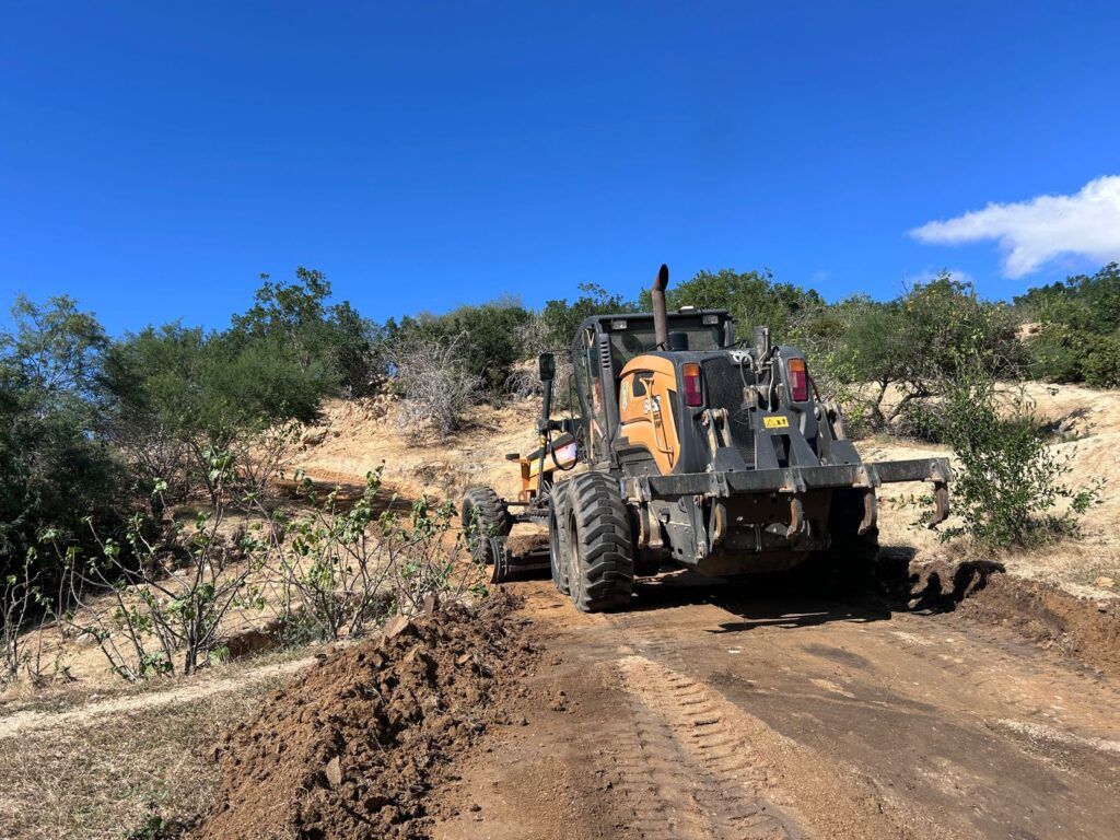 Se atendieron caminos principales, ramales y accesos a rancherías en zonas como Todos Santos, Los Barriles, El Pescadero y El Carrizal.