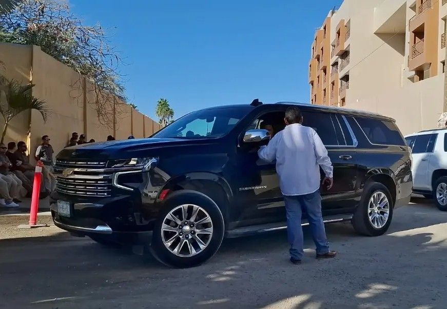 El conflicto entre transportistas turísticos y autoridades estatales se lee como disputa política: cumplimiento, registro, supervisión y resistencia a perder privilegios de operación.