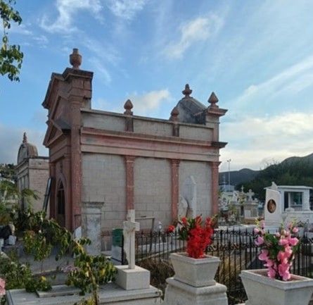 La capilla funeraria más antigua del Panteón de los Sanjuanes ha sido desde hace varios años un almacén de herramientas y materiales de la administración municipal
