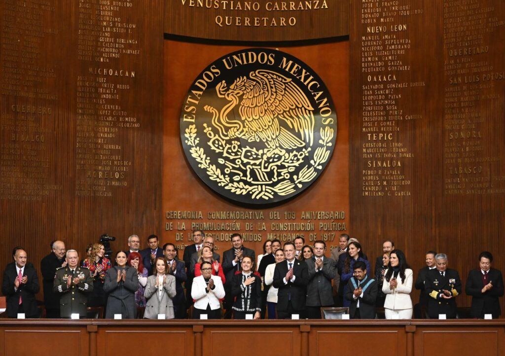 El gobernador de Baja California Sur acudió al Teatro de la República a la ceremonia encabezada por la presidenta Claudia Sheinbaum, donde destacó a la Carta Magna como base de la justicia social y la soberanía nacional.