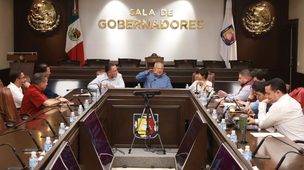El gobernador Víctor Manuel Castro Cosío y la secretaria Edna Elena Vega Rangel revisaron proyectos habitacionales, reubicación en zonas de riesgo e instrumentos de planeación para un crecimiento ordenado en la entidad