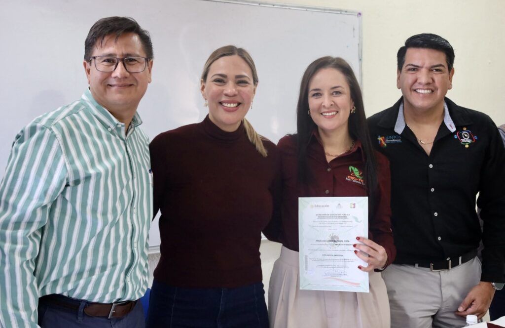 En el marco del convenio entre ICATEBCS y el SUTCECYTE, se clausuraron cinco cursos de capacitación con la participación de 63 trabajadores del CECyTE BCS, quienes fortalecieron habilidades técnicas y humanas