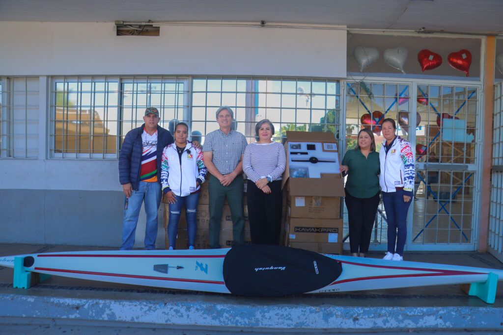 El INSUDE entregó al selectivo estatal de canotaje una embarcación de alto rendimiento y cuatro ergómetros, equipo valuado en 591 mil 472.40 pesos. Permitirá entrenar fuera del agua cuando las condiciones de la bahía lo requieran.
