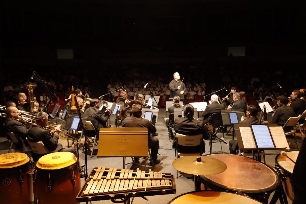 La Orquesta Sinfónica de Alientos presentó su primer programa de temporada con repertorio contemporáneo, jazz, pop y música cinematográfica, en una noche que reunió a familias en el Teatro de La Paz.