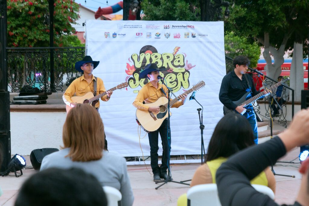 El festival Vibra Joven forma parte de una gira del ISJuventud por los cinco municipios de BCS, iniciada en noviembre de 2025 en Mulegé y Comondú, para visibilizar talento local y acercar programas institucionales.