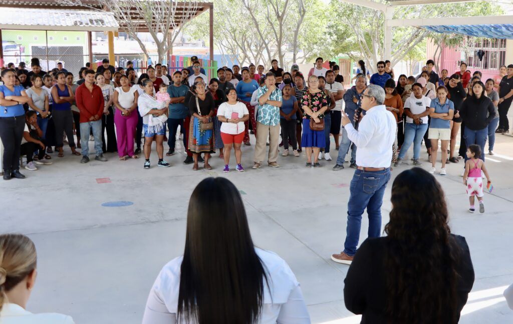 Los comités de madres y padres de familia son pieza clave en la organización y preparación de los alimentos, fortaleciendo el trabajo comunitario y el bienestar de las niñas y niños en edad escolar en Cabo San Lucas.