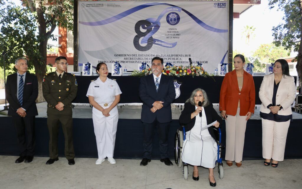 La comunidad educativa recordó el legado del profesor Domingo Carballo Félix, quien enseñó con el ejemplo que la vocación magisterial implica solidaridad, responsabilidad y compromiso, así como la capacidad de vincular la escuela con su comunidad y responder a sus necesidades.