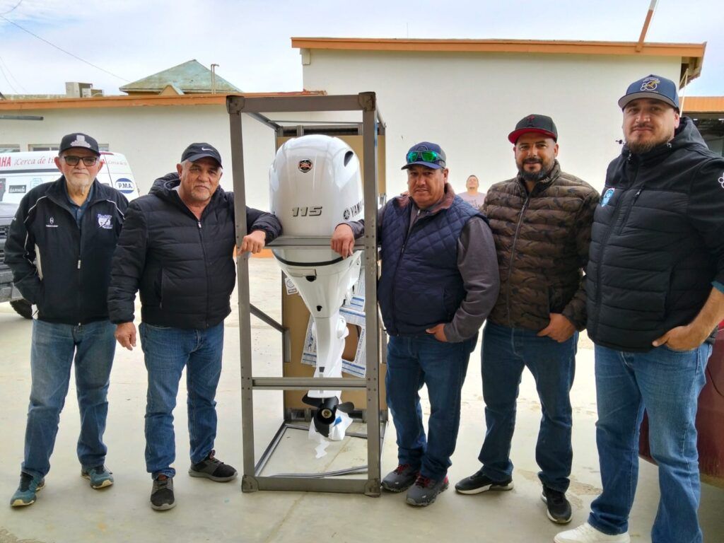 La Secretaría de Pesca, Acuacultura y Desarrollo Agropecuario entregó siete motores fuera de bordaen beneficio directo de 25 productoras y productores del municipio de Mulegé, con una inversiónconjunta de 2.4 millones de pesos entre gobierno y sector productivo.