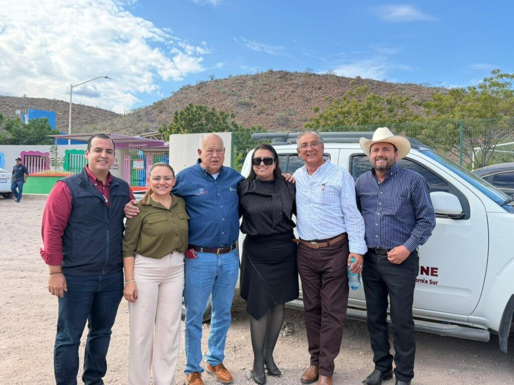 En gira de trabajo por el municipio de Loreto, el Gobierno del Estado entregó una unidad de transporte tipo pick upal Centro Regional de Educación Normal (CREN) “Marcelo Rubio Ruiz”, con el objetivo de respaldar sus actividades académicas,