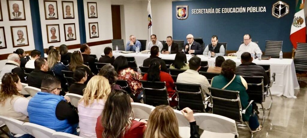 Tras una reunión de diálogo respetuoso y constructivo entre autoridades del Gobierno del Estado y personal de la ESCUFI, se dio por concluido el paro de labores, lo que permitirá reanudar con normalidad las actividades académicas en beneficio de la comunidad estudiantil.