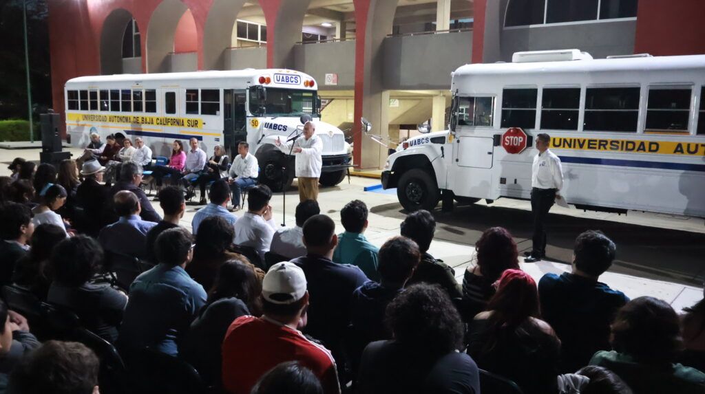 El Gobernador entregó autobuses, maquinaria y una embarcación equipada para reforzar la formación práctica del estudiantado en los cinco municipios del estado.