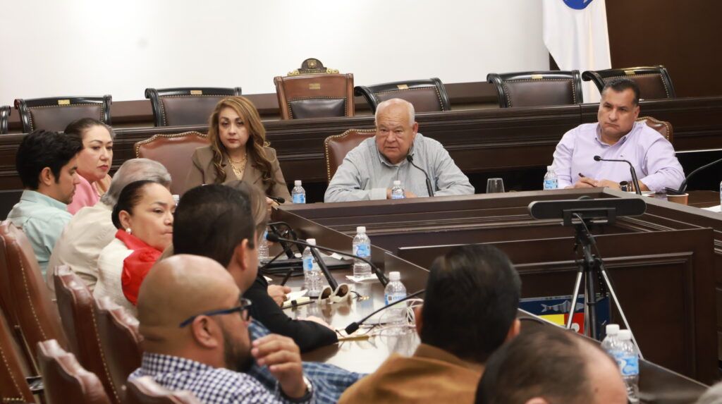 Víctor Castro y poderes del Estado, junto a alcaldes, acordaron presentar en breve un planteamiento formal sobre 36 puntos laborales