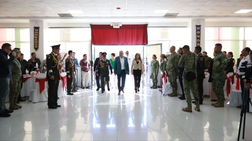 En la ceremonia por el Día del Ejército Mexicano, el gobernador Víctor Manuel Castro Cosío reconoció a esta institución como aliado en seguridad pública y apoyo ante emergencias, junto al comandante de la Tercera Zona Militar.