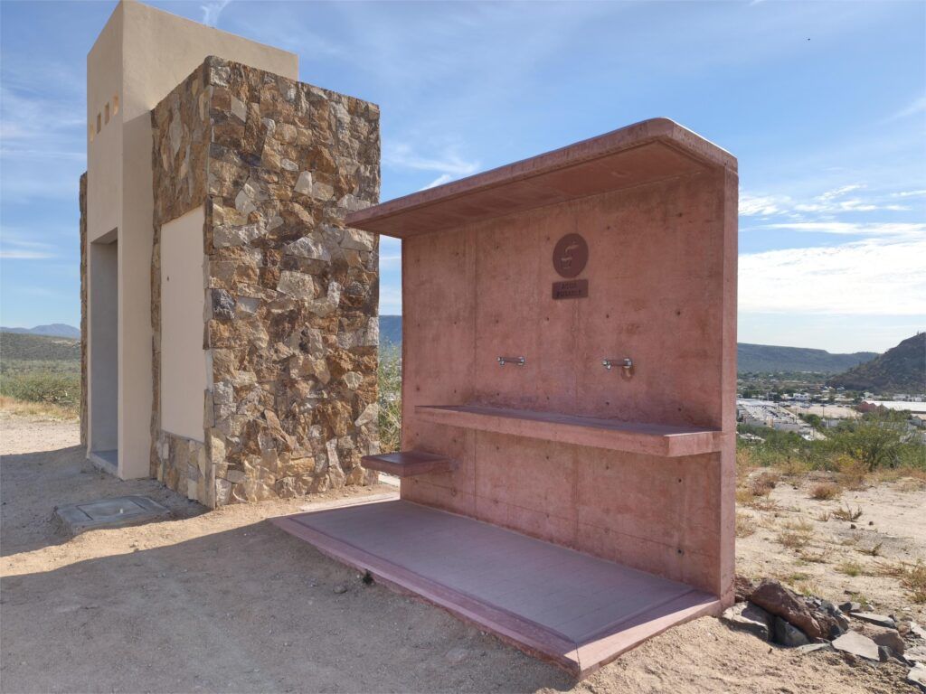 el punto suministra agua purificada a personas que realizan actividad física y recreativa, como parte de la estrategia para promover bienestar y acceso al recurso en espacios públicos.