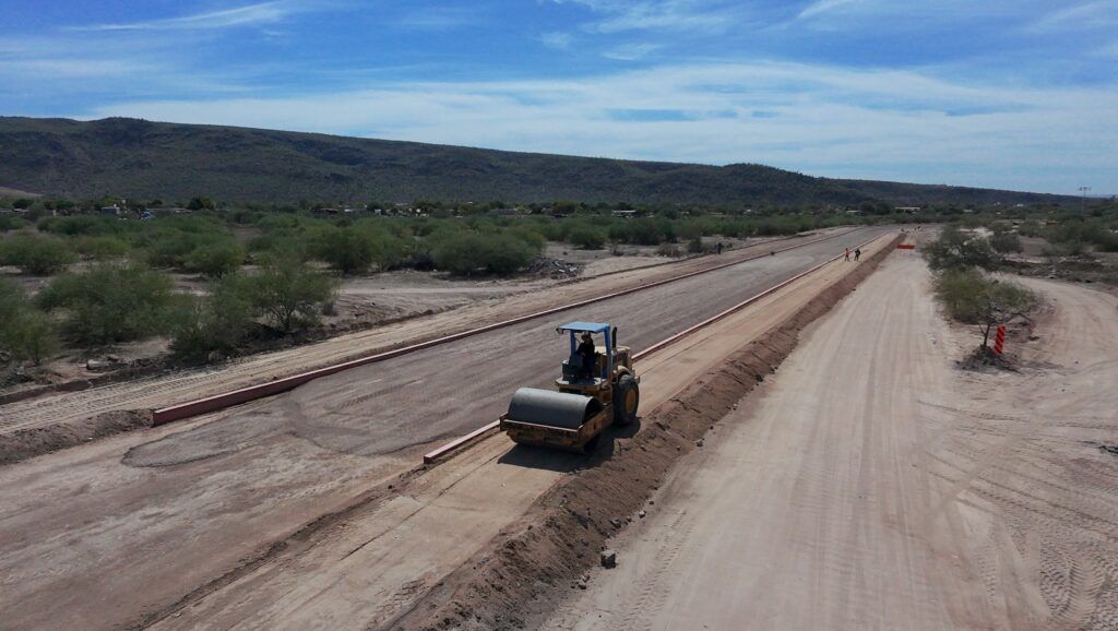 La obra contempla la pavimentación de 500 metros lineales desde el libramiento Juan de Dios Angulo, además de guarniciones de concreto, carpeta asfáltica, rehabilitación de banquetas y rampas con accesibilidad universal