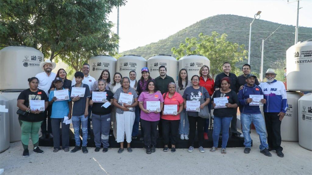 Durante las audiencias ciudadanas del Día del Pueblo en la colonia Lagunitas, la alcaldesa Milena Quiroga Romero encabezó la entregade 27 tinacos