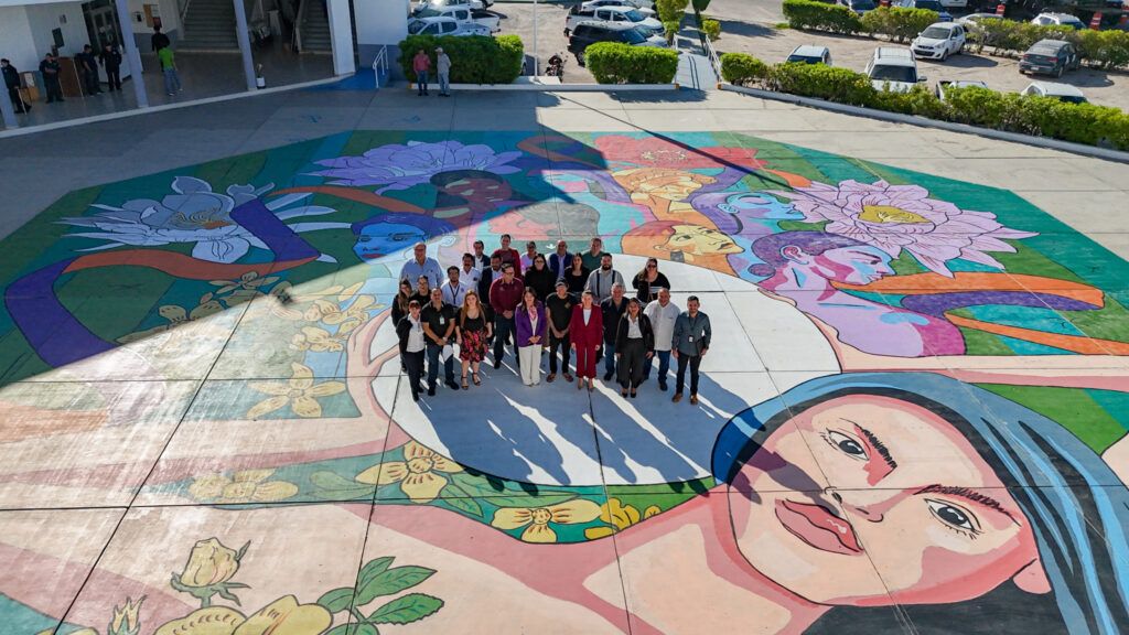 La presidenta municipal de La Paz, Milena Quiroga Romero, acompañada de la contralora del Estado, Cristina Buendía Soto, inauguró el mural “Voces que Florecen”del artista sudcaliforniano Giovanni Márquez Díaz en la explanada del Ayuntamiento