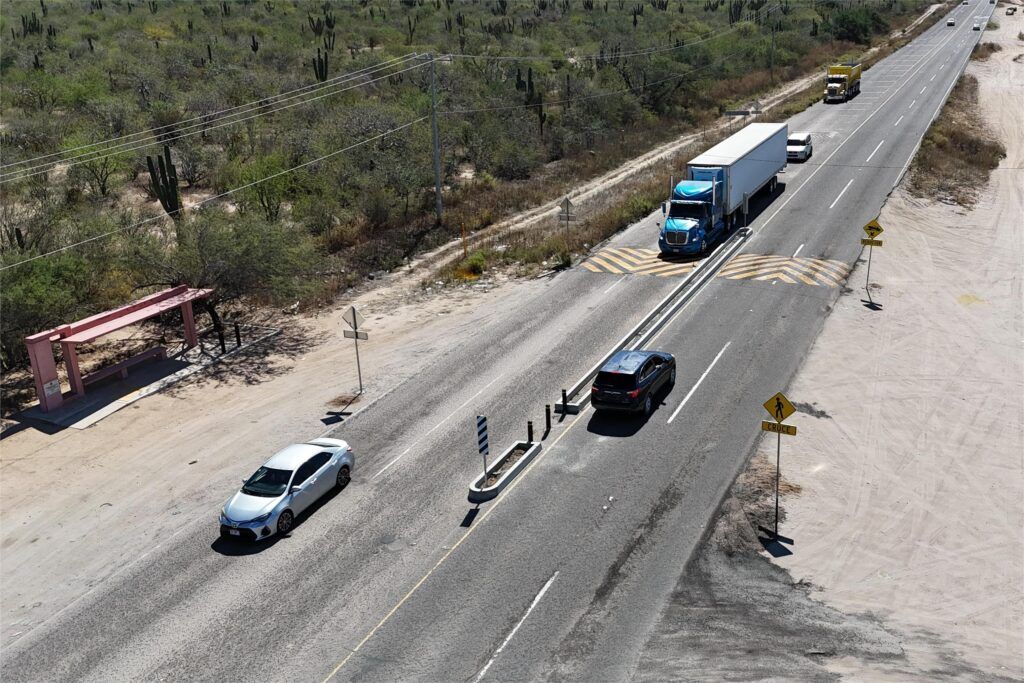 Las acciones incluyeron la construcción de topes reductores de velocidad en ambos sentidos, un camellón central peatonal y el suministro e instalación de señalamientos