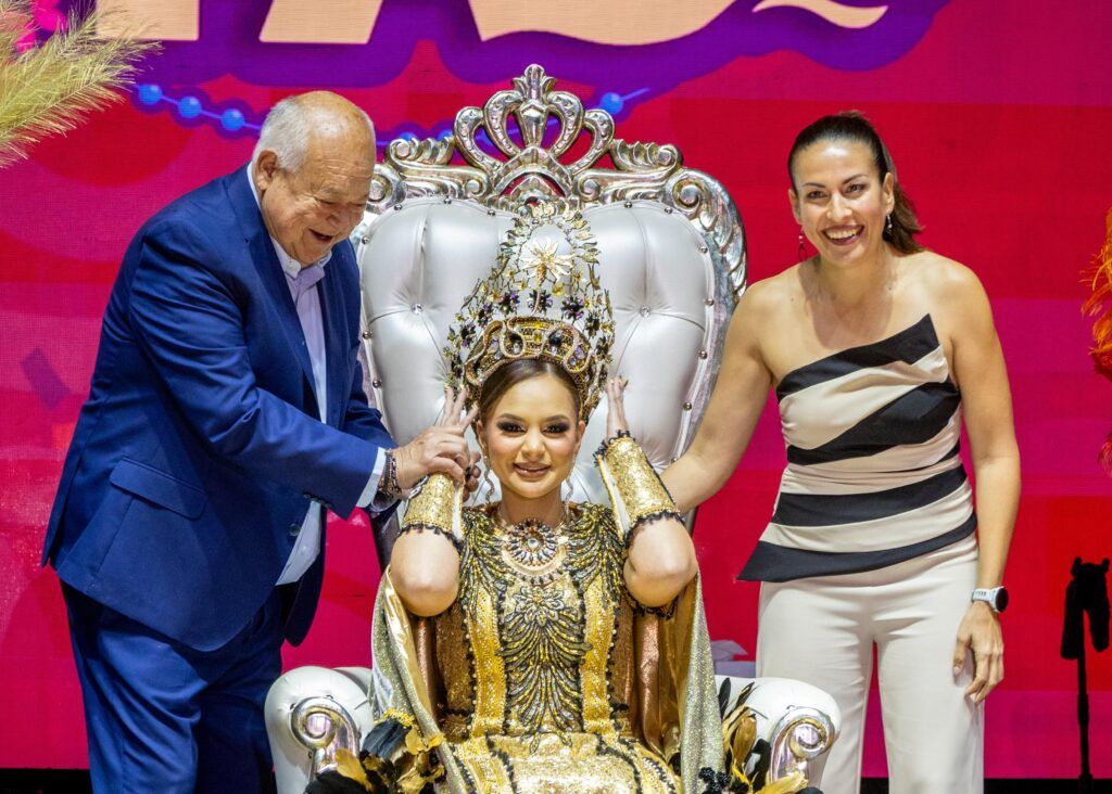 La coronación del Carnaval La Paz 2026 reunió a miles en el malecón. Mon Laferte encabezó la noche; este domingo inician los desfiles de carros alegóricos y comparsas a las 17:00 horas.