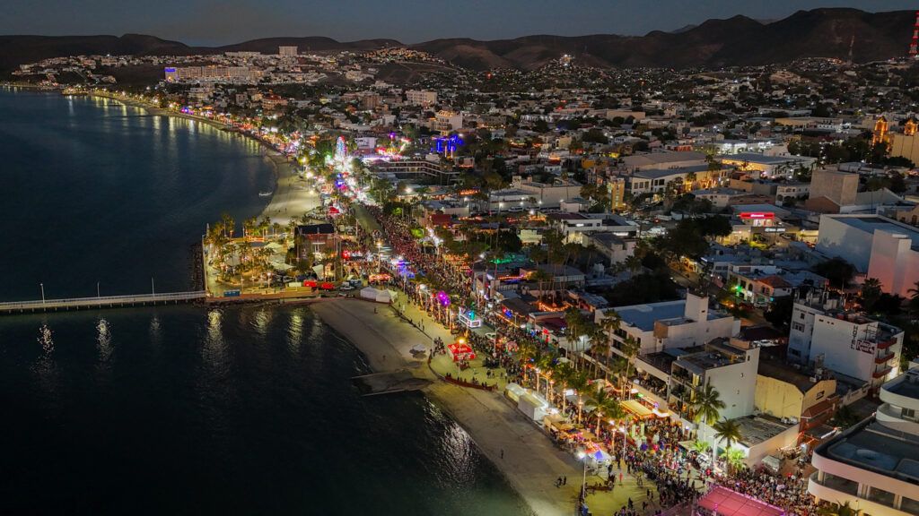 Sin incidentes, el primer desfile del Carnaval La Paz 2026 confirma saldo positivo y gran respuesta ciudadana; casi 15 mil asistentes y una nutrida participación de comparsas y carros alegóricos marcaron la jornada.